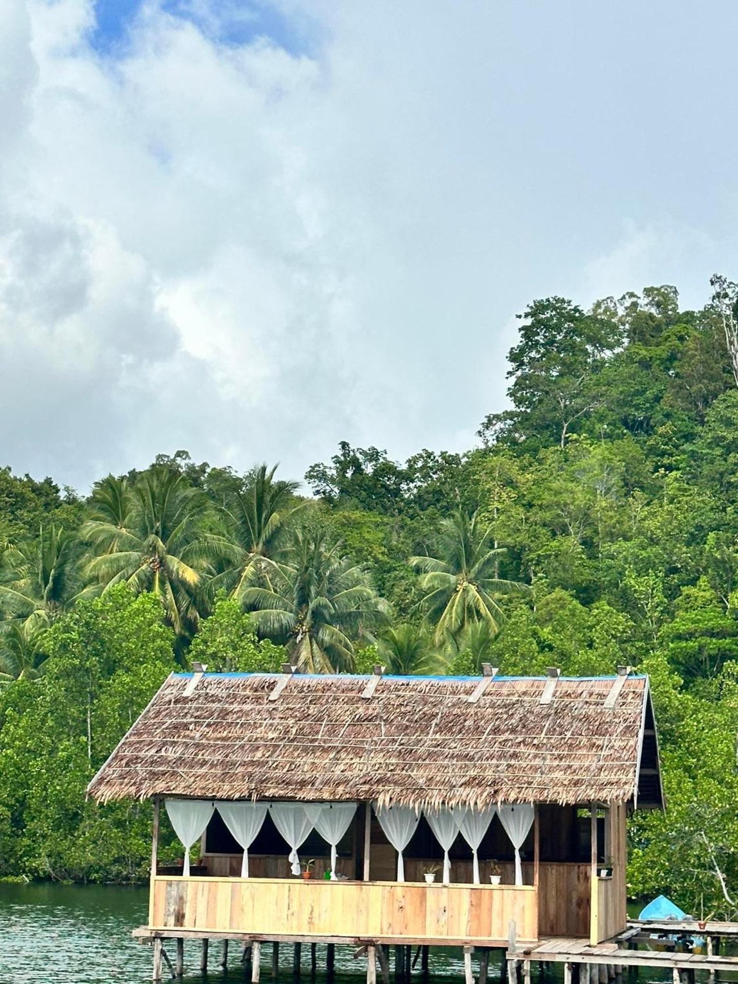 Nyanse Homestay - Raja Ampat Besir Buitenkant foto